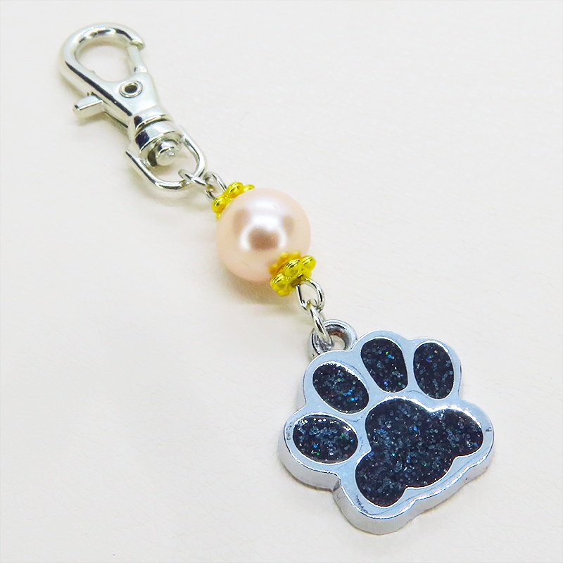 シルバーカラーの肉球とコーラルピンクのビーズを組み合わせたキーホルダー 金具変更可