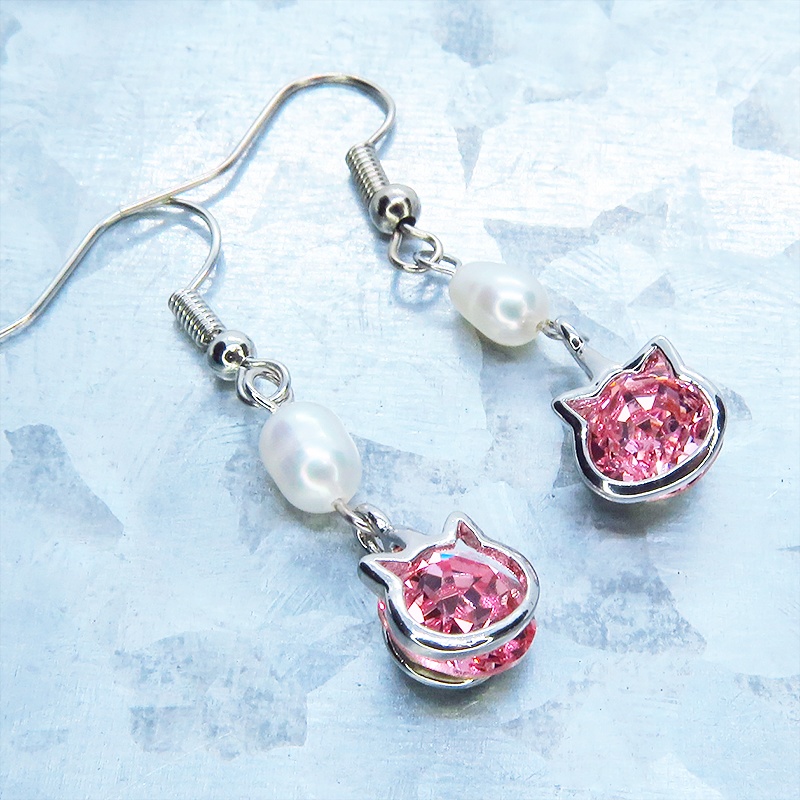 かわいい猫フレームのスワロフスキー・クリスタル(ライトローズ)と淡水パールを組合せた大人可愛いフックピアス サージカル可