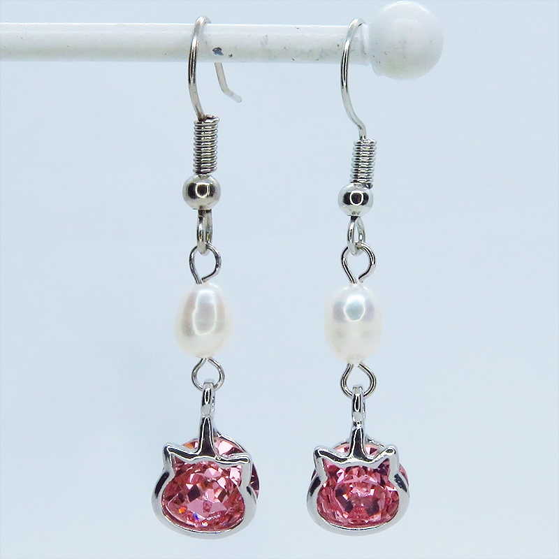 かわいい猫フレームのスワロフスキー・クリスタル(ライトローズ)と淡水パールを組合せた大人可愛いフックピアス サージカル可