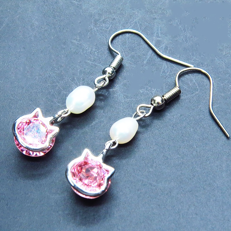 かわいい猫フレームのスワロフスキー・クリスタル(ライトローズ)と淡水パールを組合せた大人可愛いフックピアス サージカル可