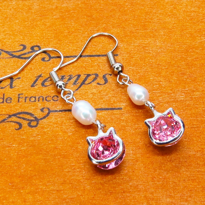 かわいい猫フレームのスワロフスキー・クリスタル(ライトローズ)と淡水パールを組合せた大人可愛いフックピアス サージカル可