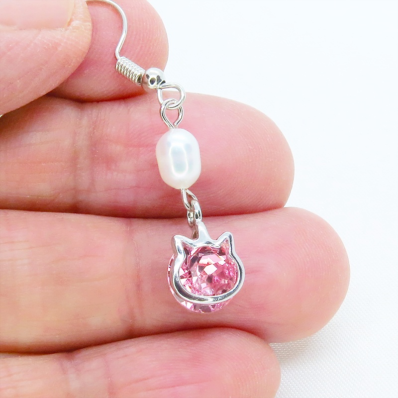 かわいい猫フレームのスワロフスキー・クリスタル(ライトローズ)と淡水パールを組合せた大人可愛いフックピアス サージカル可