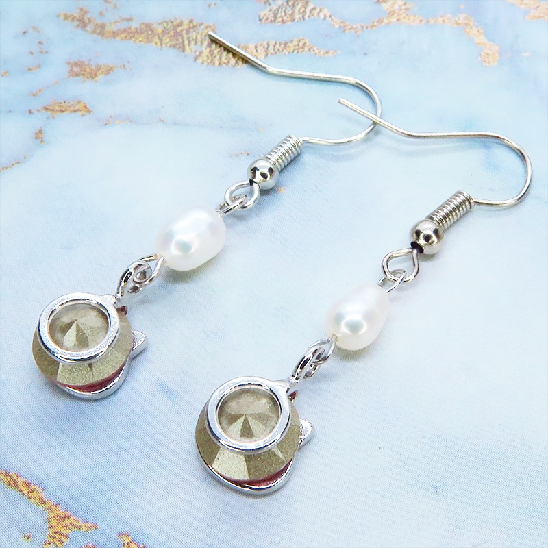 かわいい猫フレームのスワロフスキー・クリスタル(ライトローズ)と淡水パールを組合せた大人可愛いフックピアス サージカル可