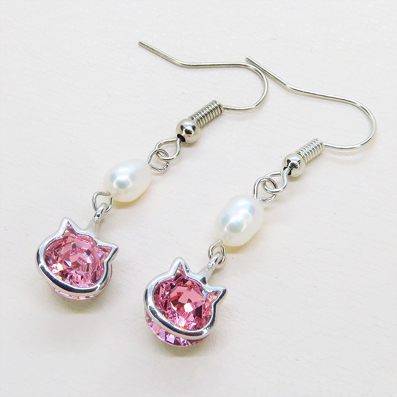 かわいい猫フレームのスワロフスキー・クリスタル(ライトローズ)と淡水パールを組合せた大人可愛いフックピアス サージカル可