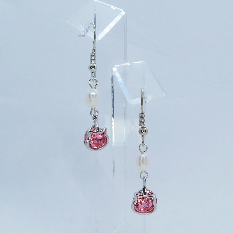 かわいい猫フレームのスワロフスキー・クリスタル(ライトローズ)と淡水パールを組合せた大人可愛いフックピアス サージカル可