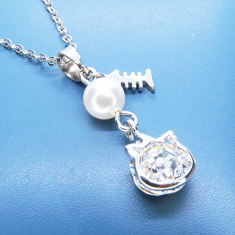 可愛い猫フレーム(シルバーカラー)のスワロフスキー(9色選択)とスワロパールのネックレス 魚のチャーム 長さ調整可