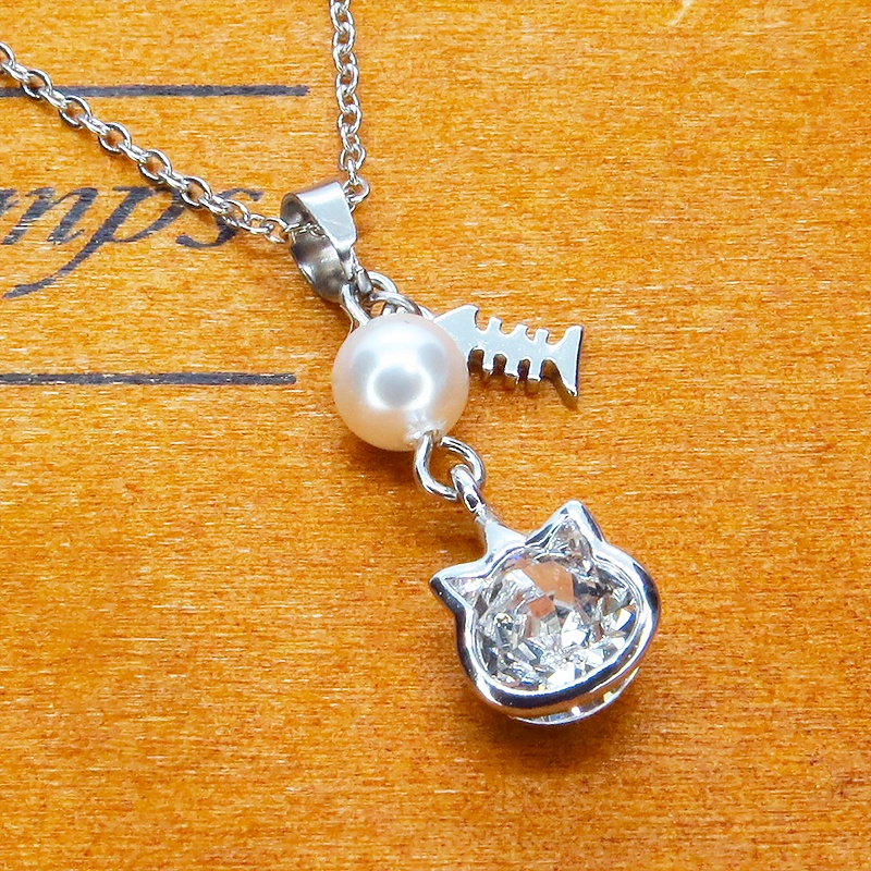 可愛い猫フレーム(シルバーカラー)のスワロフスキー(9色選択)とスワロパールのネックレス 魚のチャーム 長さ調整可