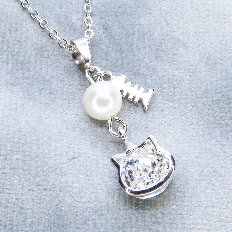 可愛い猫フレーム(シルバーカラー)のスワロフスキー(9色選択)とスワロパールのネックレス 魚のチャーム 長さ調整可