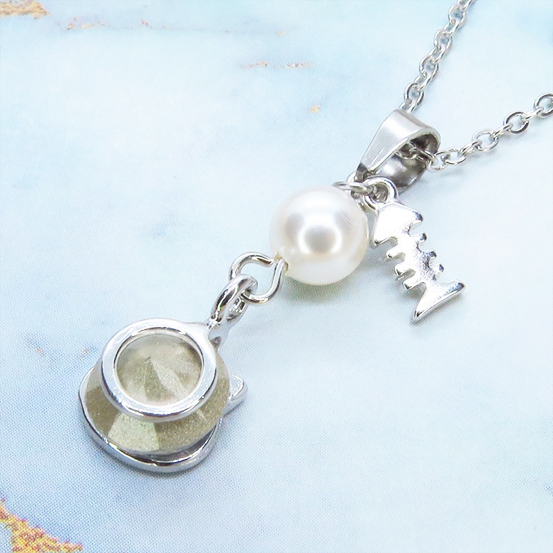 可愛い猫フレーム(シルバーカラー)のスワロフスキー(9色選択)とスワロパールのネックレス 魚のチャーム 長さ調整可