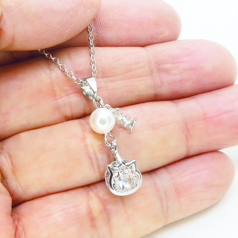 可愛い猫フレーム(シルバーカラー)のスワロフスキー(9色選択)とスワロパールのネックレス 魚のチャーム 長さ調整可