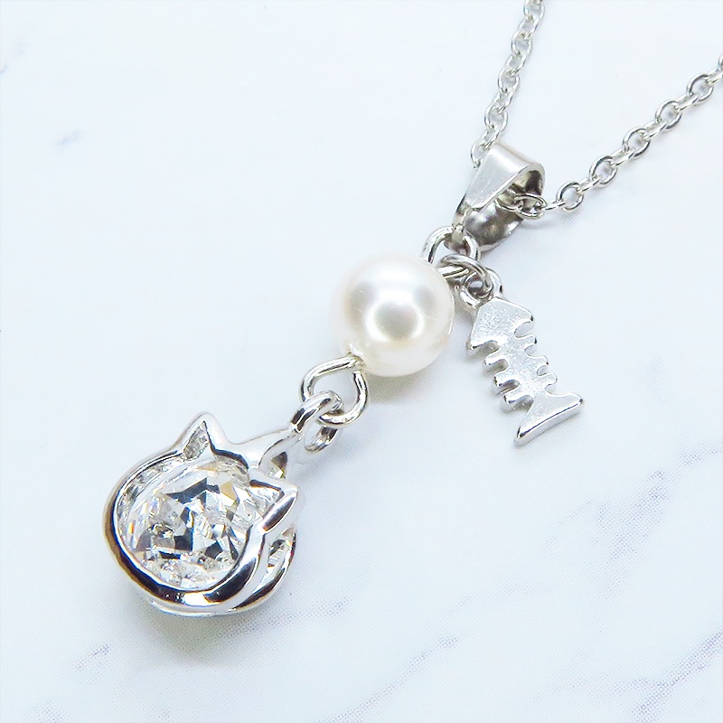 可愛い猫フレーム(シルバーカラー)のスワロフスキー(9色選択)とスワロパールのネックレス 魚のチャーム 長さ調整可