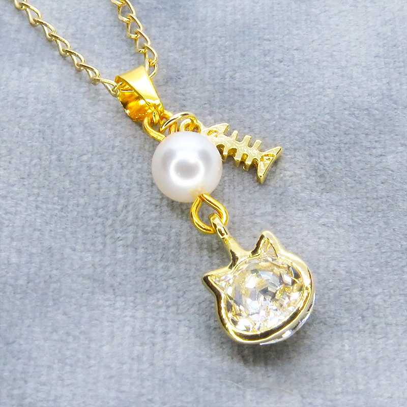 可愛い猫フレーム(ゴールドカラー)のスワロフスキー(9色選択)とスワロパールのネックレス 魚のチャーム 長さ調整可