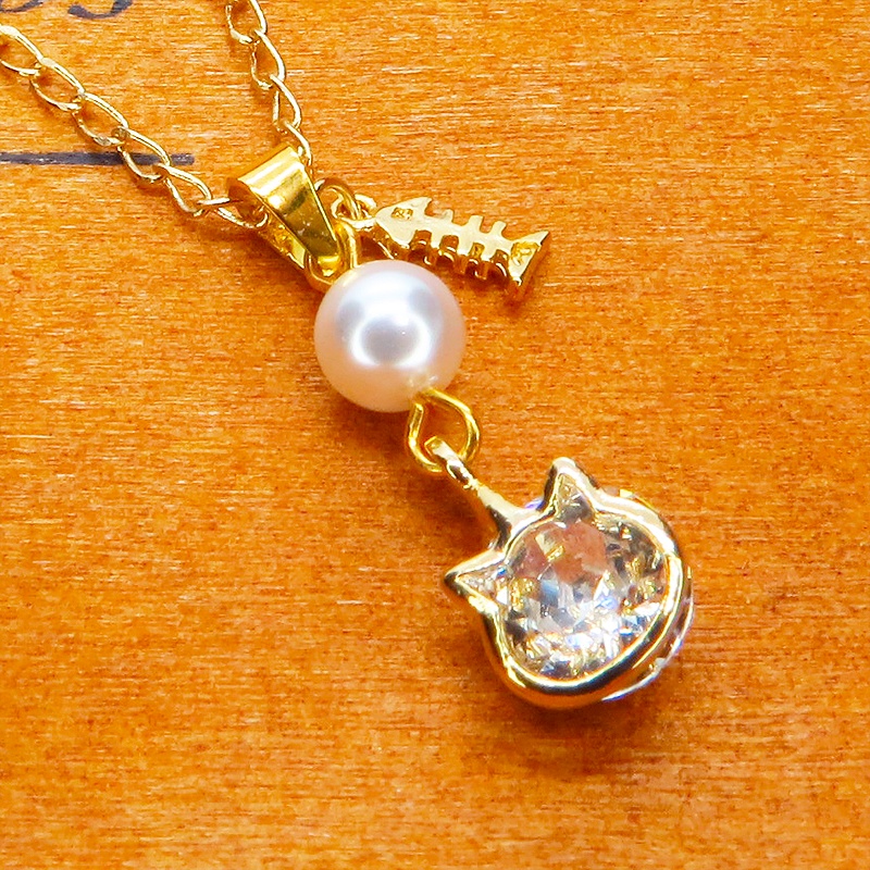 可愛い猫フレーム(ゴールドカラー)のスワロフスキー(9色選択)とスワロパールのネックレス 魚のチャーム 長さ調整可