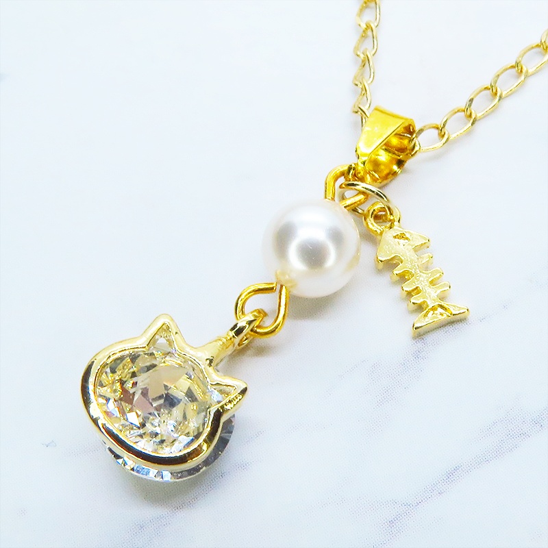 可愛い猫フレーム(ゴールドカラー)のスワロフスキー(9色選択)とスワロパールのネックレス 魚のチャーム 長さ調整可