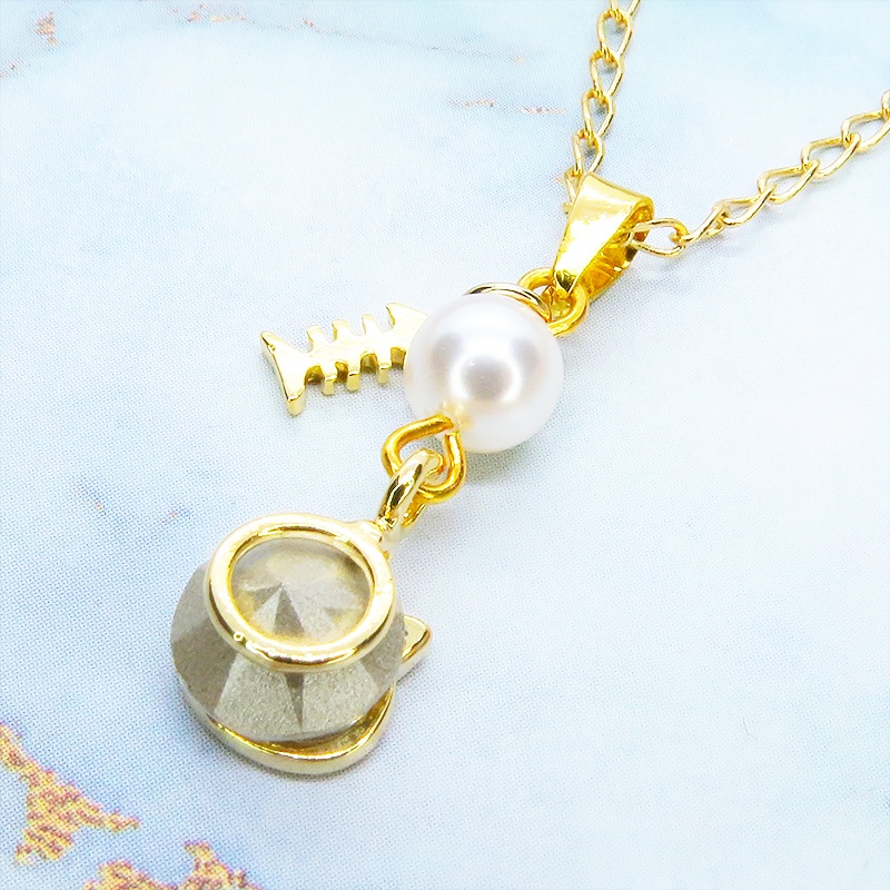 可愛い猫フレーム(ゴールドカラー)のスワロフスキー(9色選択)とスワロパールのネックレス 魚のチャーム 長さ調整可