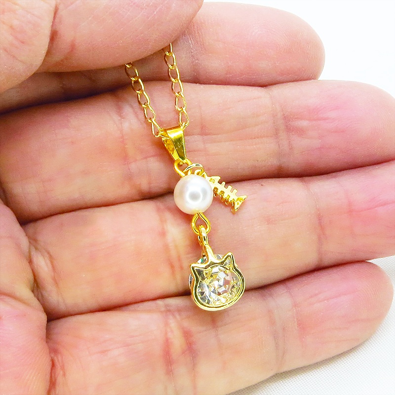 可愛い猫フレーム(ゴールドカラー)のスワロフスキー(9色選択)とスワロパールのネックレス 魚のチャーム 長さ調整可
