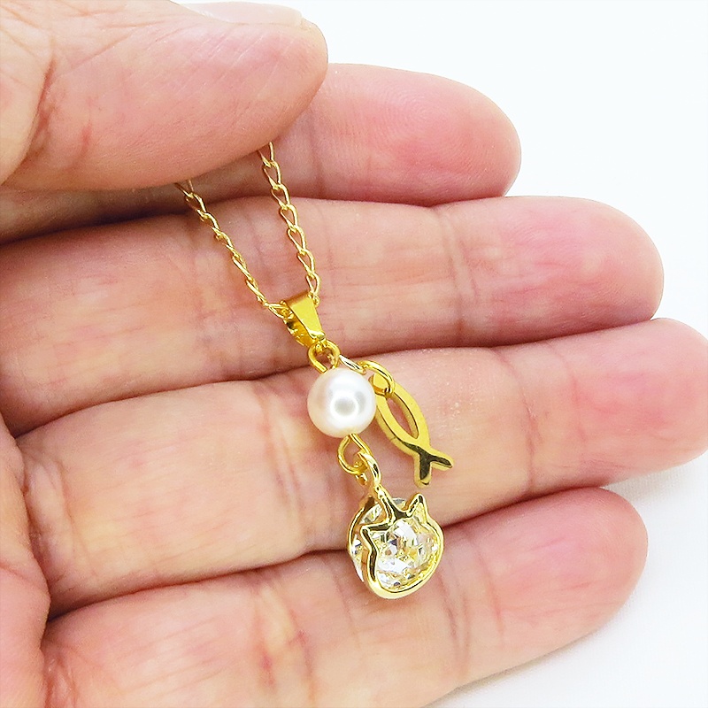 【再販】可愛い猫フレーム(ゴールドカラー)のスワロフスキー(9色選択)とスワロパールのネックレス 魚のチャーム