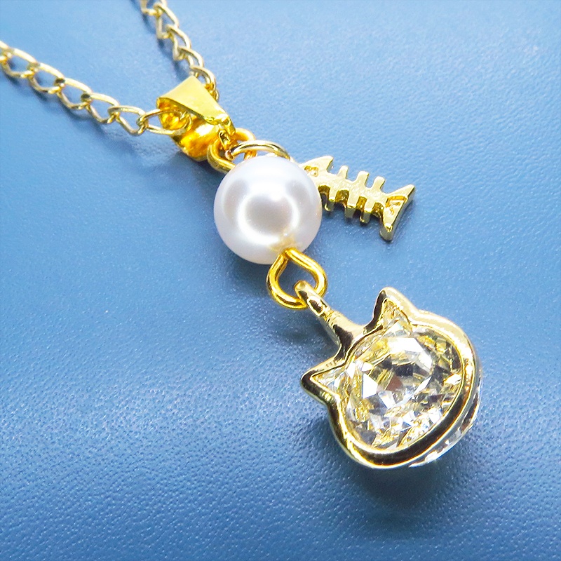 可愛い猫フレーム(ゴールドカラー)のスワロフスキー(9色選択)とスワロパールのネックレス 魚のチャーム 長さ調整可