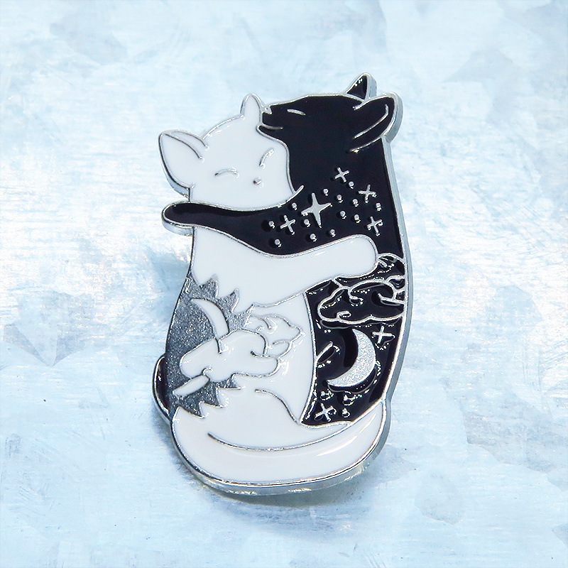 シルバーカラー 抱擁にゃんこ 白猫と黒猫が抱き合ってる可愛いピンバッジ お日様 お月様