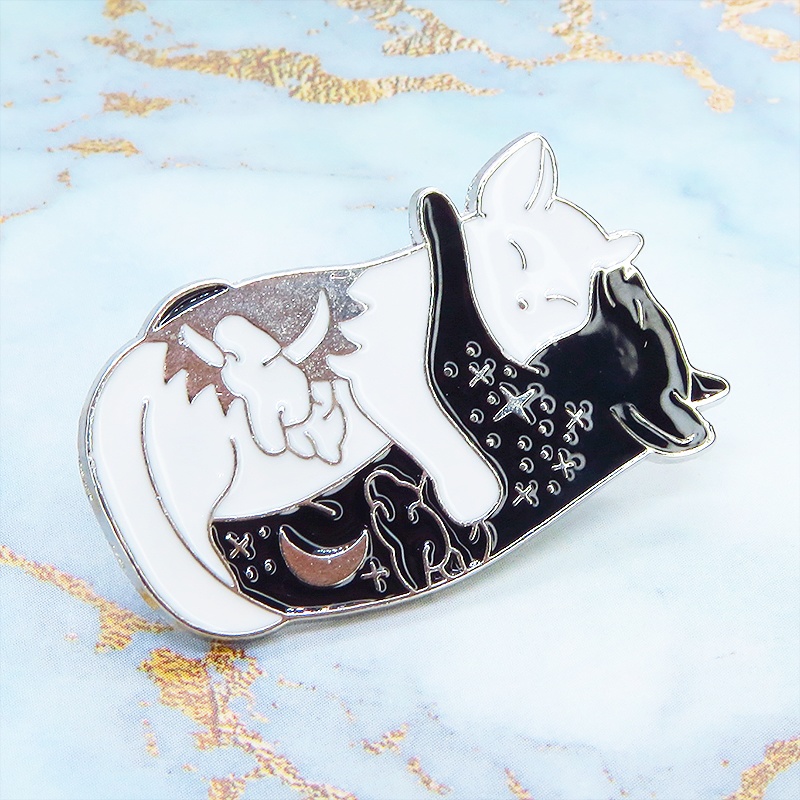 シルバーカラー 抱擁にゃんこ 白猫と黒猫が抱き合ってる可愛いピンバッジ お日様 お月様