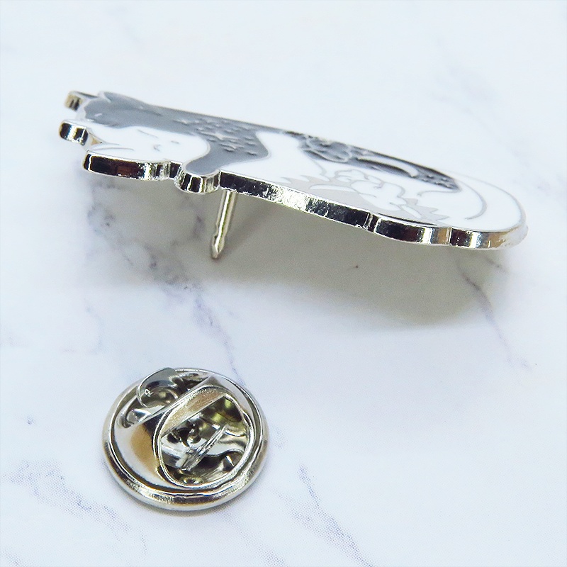 シルバーカラー 抱擁にゃんこ 白猫と黒猫が抱き合ってる可愛いピンバッジ お日様 お月様