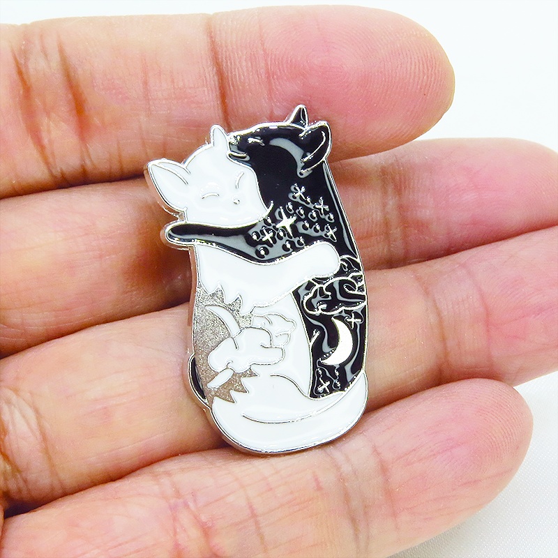 シルバーカラー 抱擁にゃんこ 白猫と黒猫が抱き合ってる可愛いピンバッジ お日様 お月様