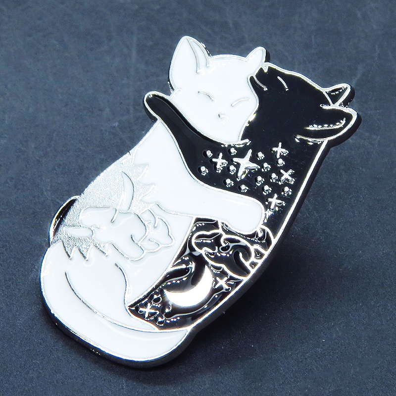 シルバーカラー 抱擁にゃんこ 白猫と黒猫が抱き合ってる可愛いピンバッジ お日様 お月様