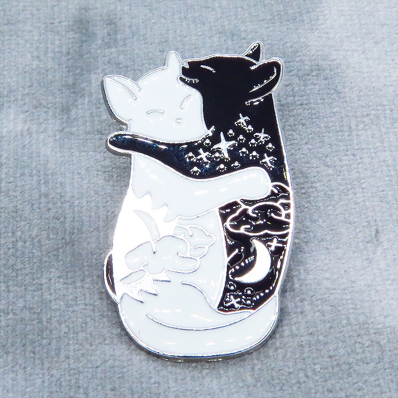 シルバーカラー 抱擁にゃんこ 白猫と黒猫が抱き合ってる可愛いピンバッジ お日様 お月様