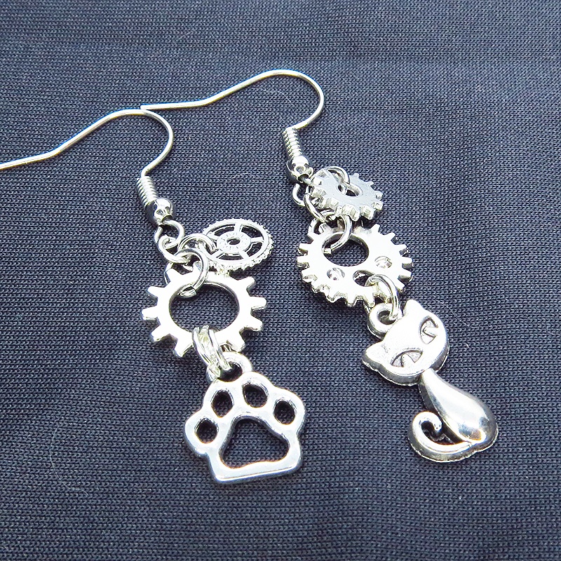 アンティークシルバー 猫と肉球のコンパクトなスチームパンク風アシンメトリーピアス サージカル変更可