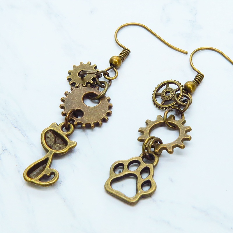アンティークゴールド 猫と肉球のコンパクトなスチームパンク風アシンメトリーピアス