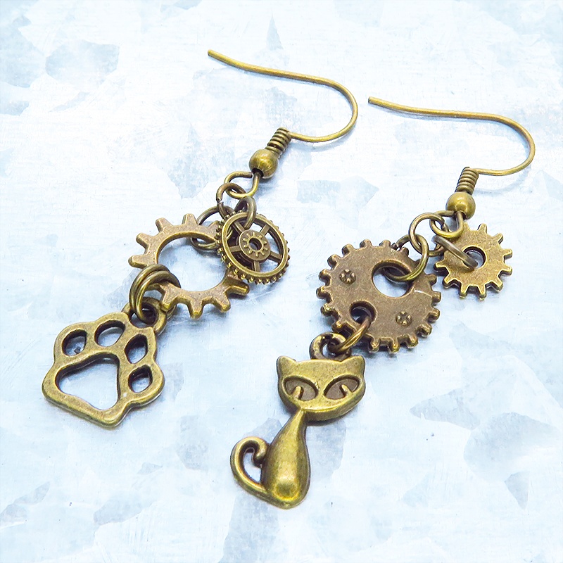 アンティークゴールド 猫と肉球のコンパクトなスチームパンク風アシンメトリーピアス