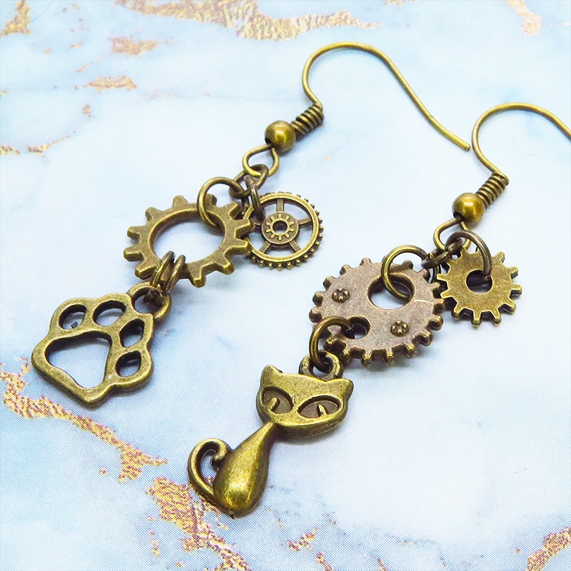 アンティークゴールド 猫と肉球のコンパクトなスチームパンク風アシンメトリーピアス
