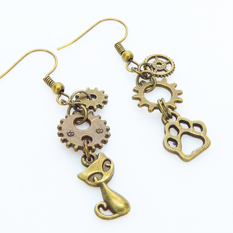 アンティークゴールド 猫と肉球のコンパクトなスチームパンク風アシンメトリーピアス