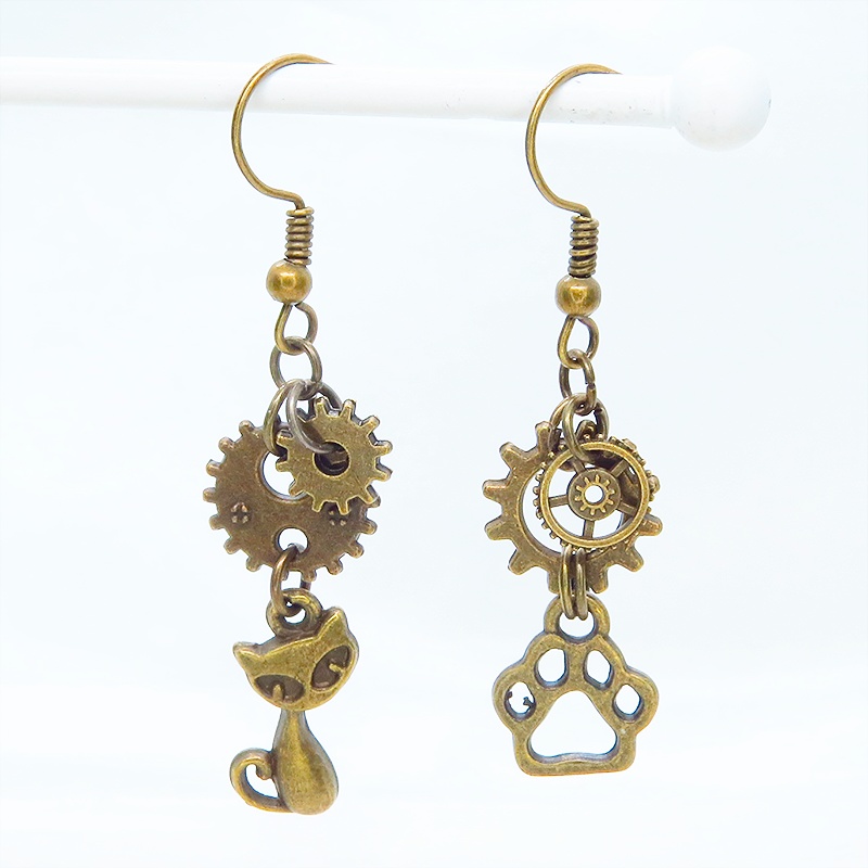 アンティークゴールド 猫と肉球のコンパクトなスチームパンク風アシンメトリーピアス