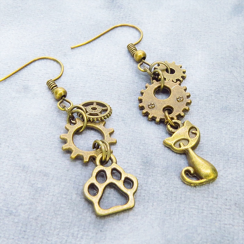 アンティークゴールド 猫と肉球のコンパクトなスチームパンク風アシンメトリーピアス