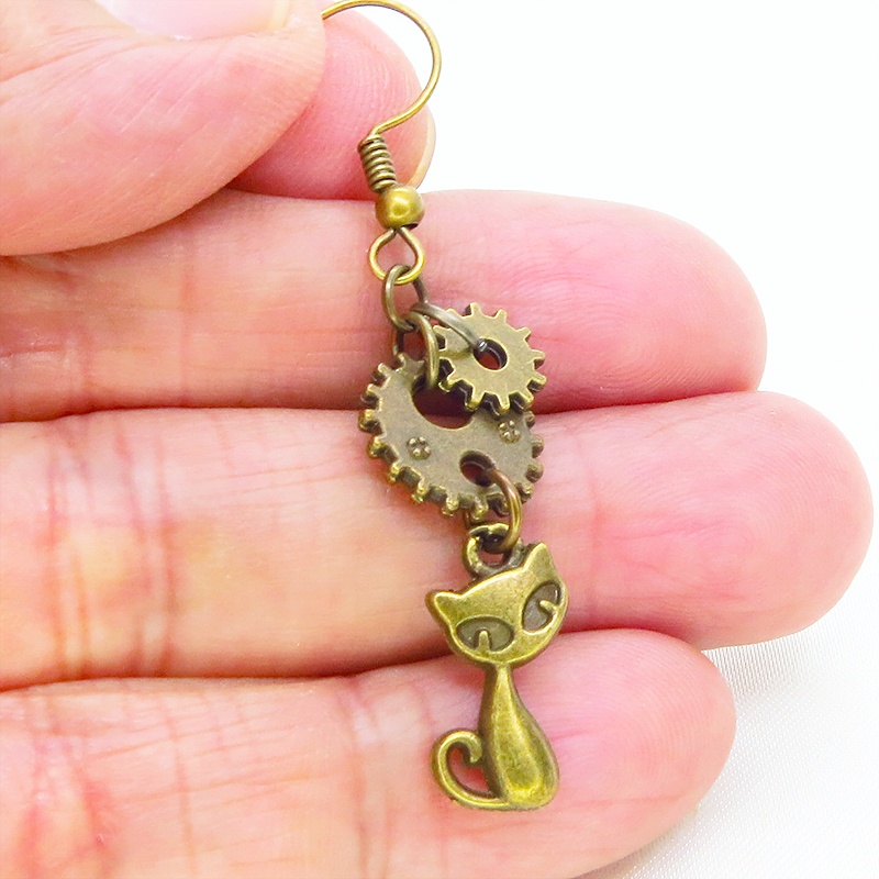 アンティークゴールド 猫と肉球のコンパクトなスチームパンク風アシンメトリーピアス