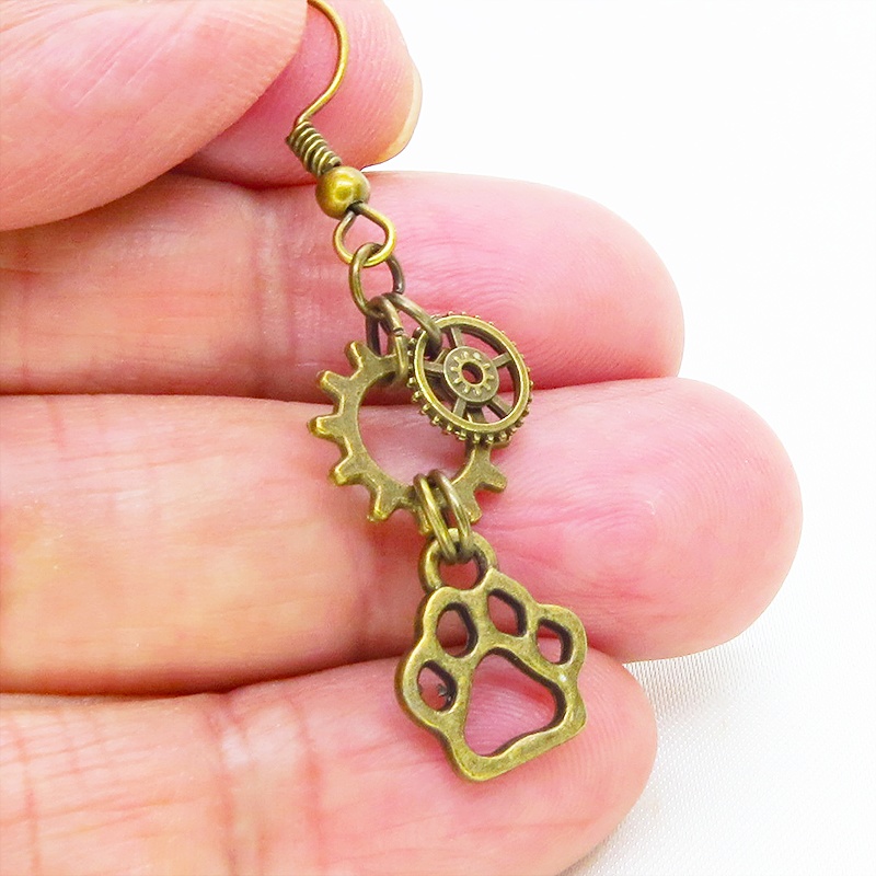 アンティークゴールド 猫と肉球のコンパクトなスチームパンク風アシンメトリーピアス