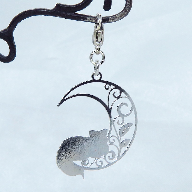 マスク・スマホチャーム シルバーカラー 三日月でくつろぐ猫 シルエットモチーフのチャーム 金具変更可