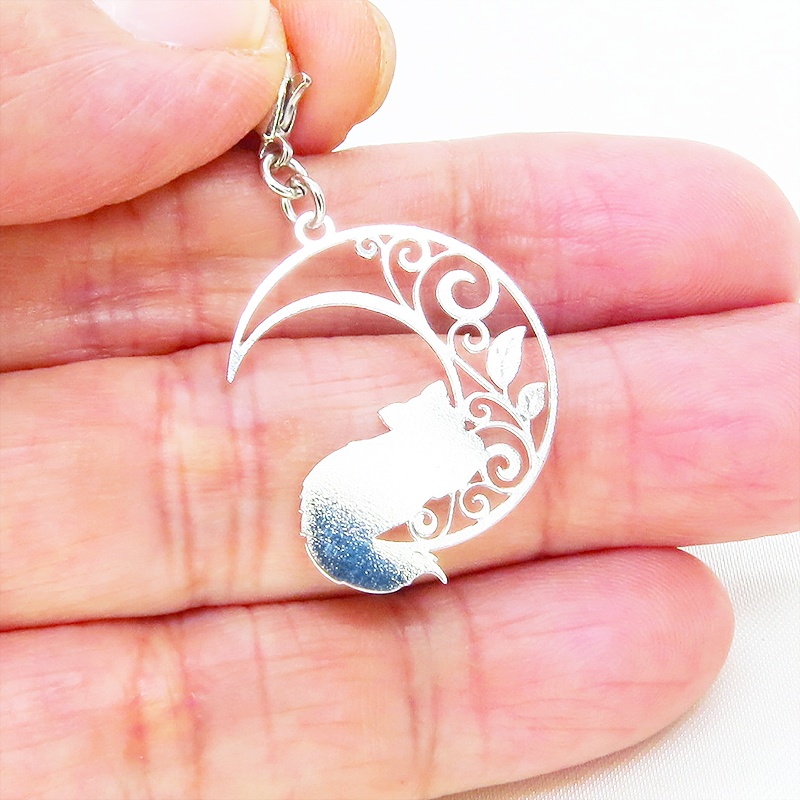 マスク・スマホチャーム シルバーカラー 三日月でくつろぐ猫 シルエットモチーフのチャーム 金具変更可