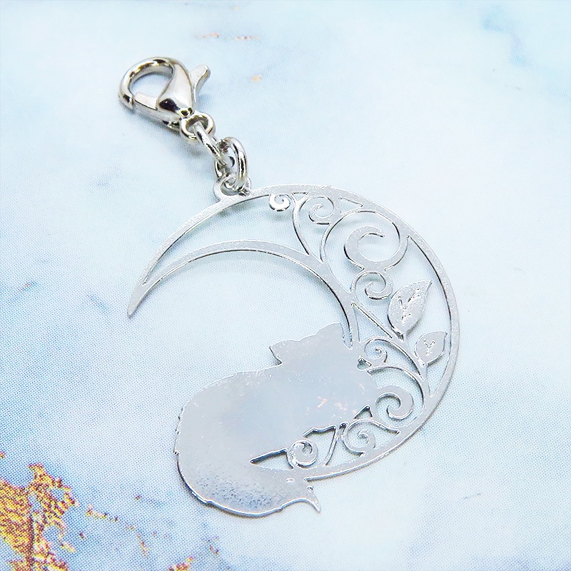 マスク・スマホチャーム シルバーカラー 三日月でくつろぐ猫 シルエットモチーフのチャーム 金具変更可