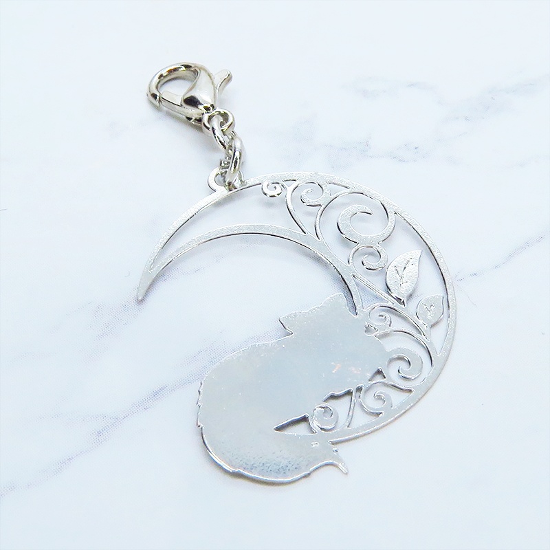 マスク・スマホチャーム シルバーカラー 三日月でくつろぐ猫 シルエットモチーフのチャーム 金具変更可