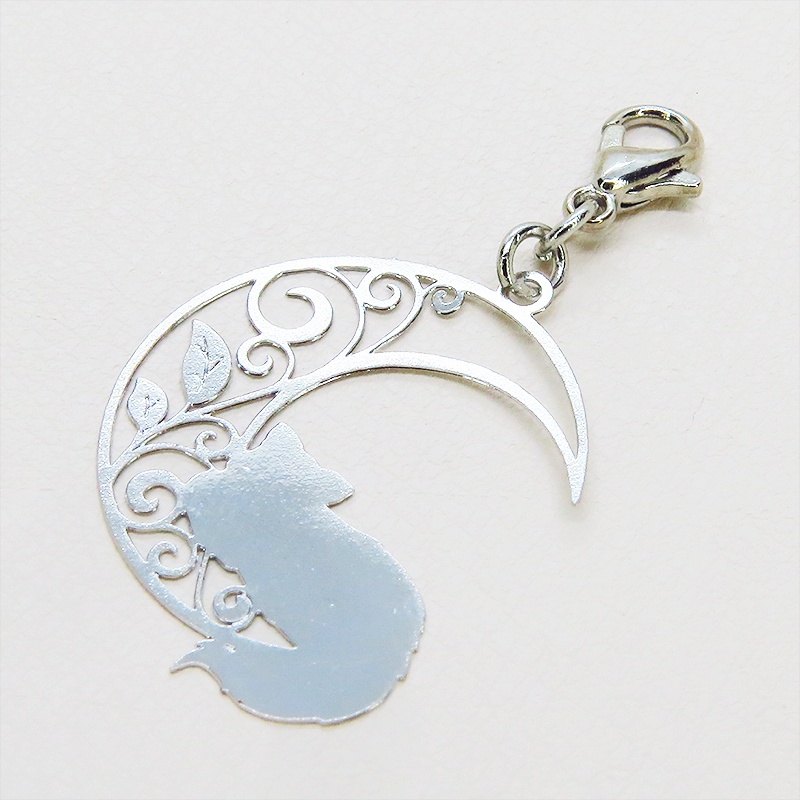 マスク・スマホチャーム シルバーカラー 三日月でくつろぐ猫 シルエットモチーフのチャーム 金具変更可