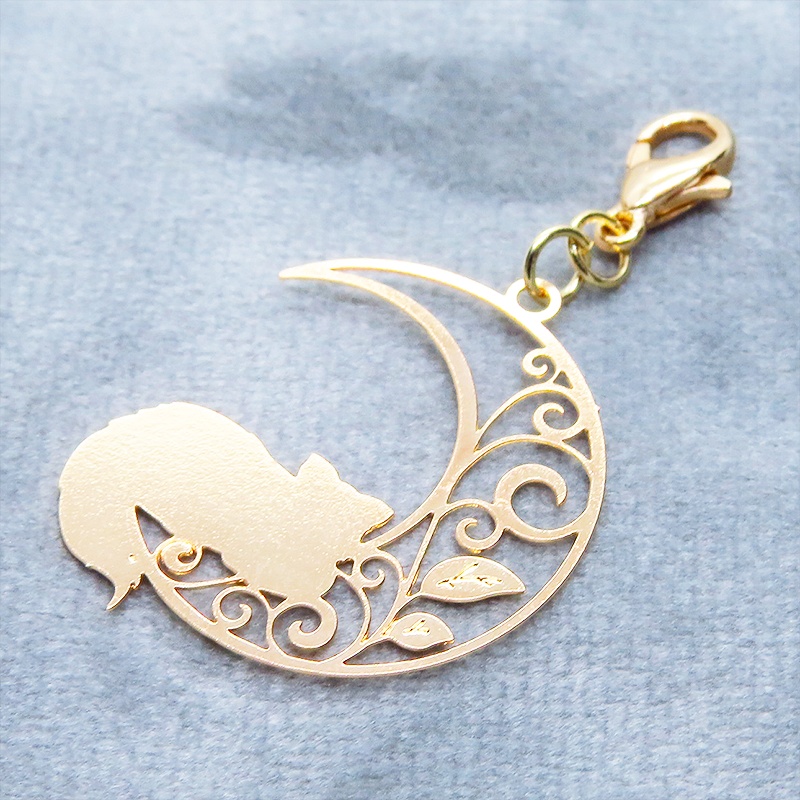 マスク・スマホチャーム マットゴールド 三日月でくつろぐ猫 シルエットモチーフのチャーム 金具変更可