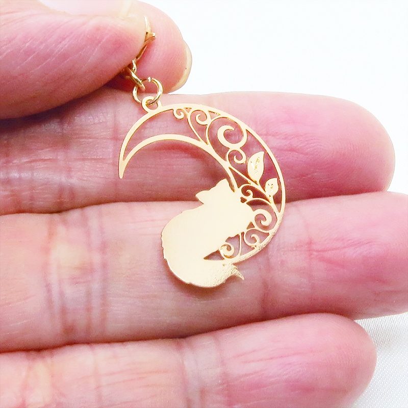 マスク・スマホチャーム マットゴールド 三日月でくつろぐ猫 シルエットモチーフのチャーム 金具変更可