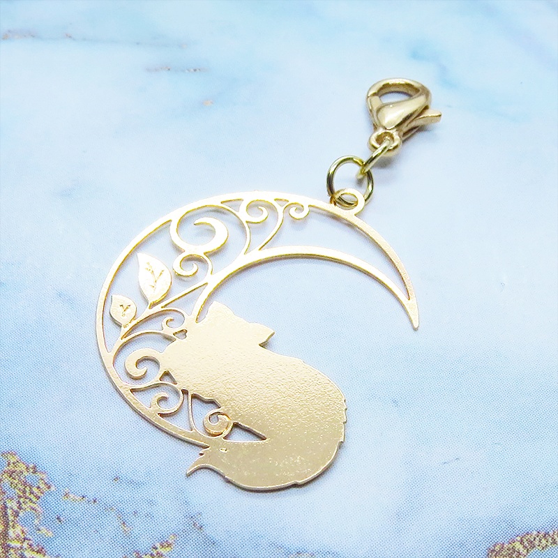 マスク・スマホチャーム マットゴールド 三日月でくつろぐ猫 シルエットモチーフのチャーム 金具変更可