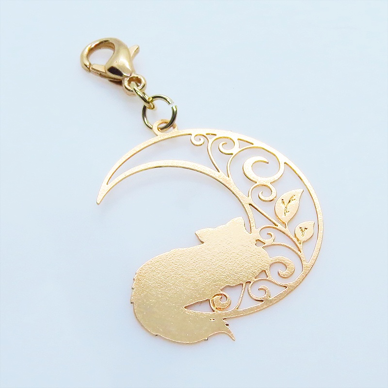 マスク・スマホチャーム マットゴールド 三日月でくつろぐ猫 シルエットモチーフのチャーム 金具変更可