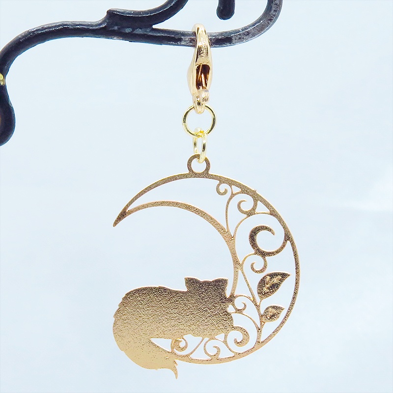 マスク・スマホチャーム マットゴールド 三日月でくつろぐ猫 シルエットモチーフのチャーム 金具変更可