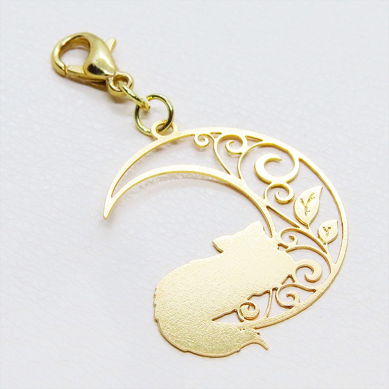 マスク・スマホチャーム マットゴールド 三日月でくつろぐ猫 シルエットモチーフのチャーム 金具変更可