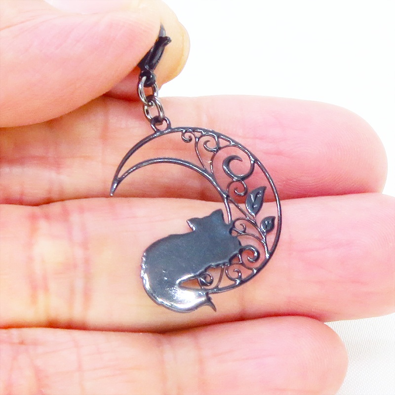 マスク・スマホチャーム ブラックカラー 三日月でくつろぐ猫 シルエットモチーフのチャーム 金具変更可