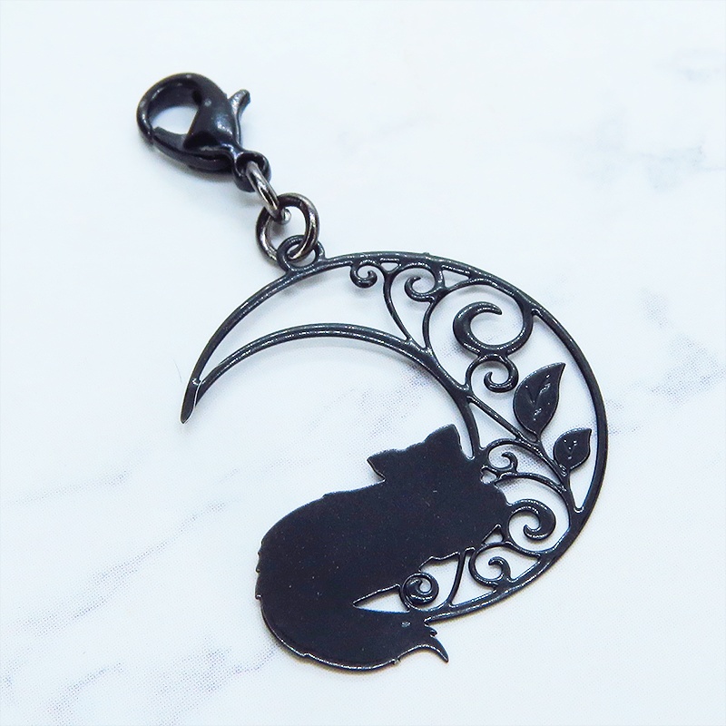 マスク・スマホチャーム ブラックカラー 三日月でくつろぐ猫 シルエットモチーフのチャーム 金具変更可